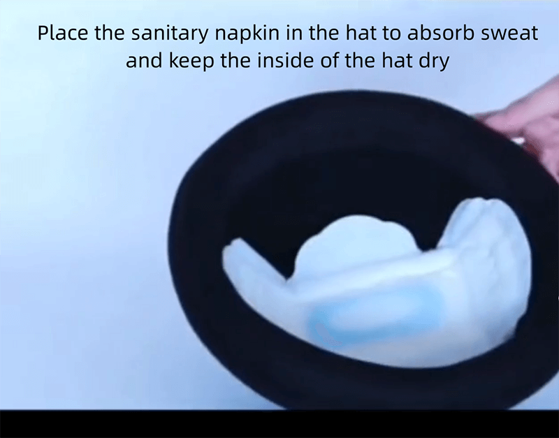 Поместите гигиеническую прокладку в шапку, чтобы впитать пот и сохранить внутреннюю часть шапки сухой.